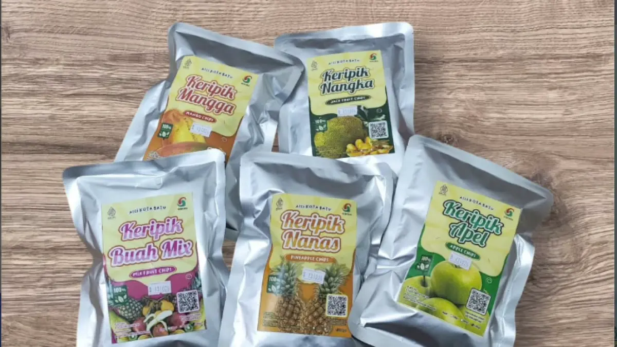 Keripik buah menjadi salah satu pilihan oleh-oleh dari Batu yang praktis dibawa pulang, dengan beragam varian seperti apel, nangka, dan salak. (Sumber: Instagram/@sentosafood)