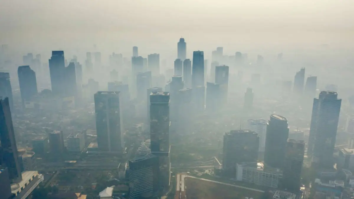Suasana kabut polusi menyelimuti langit Jakarta. Foto: ForestDigest