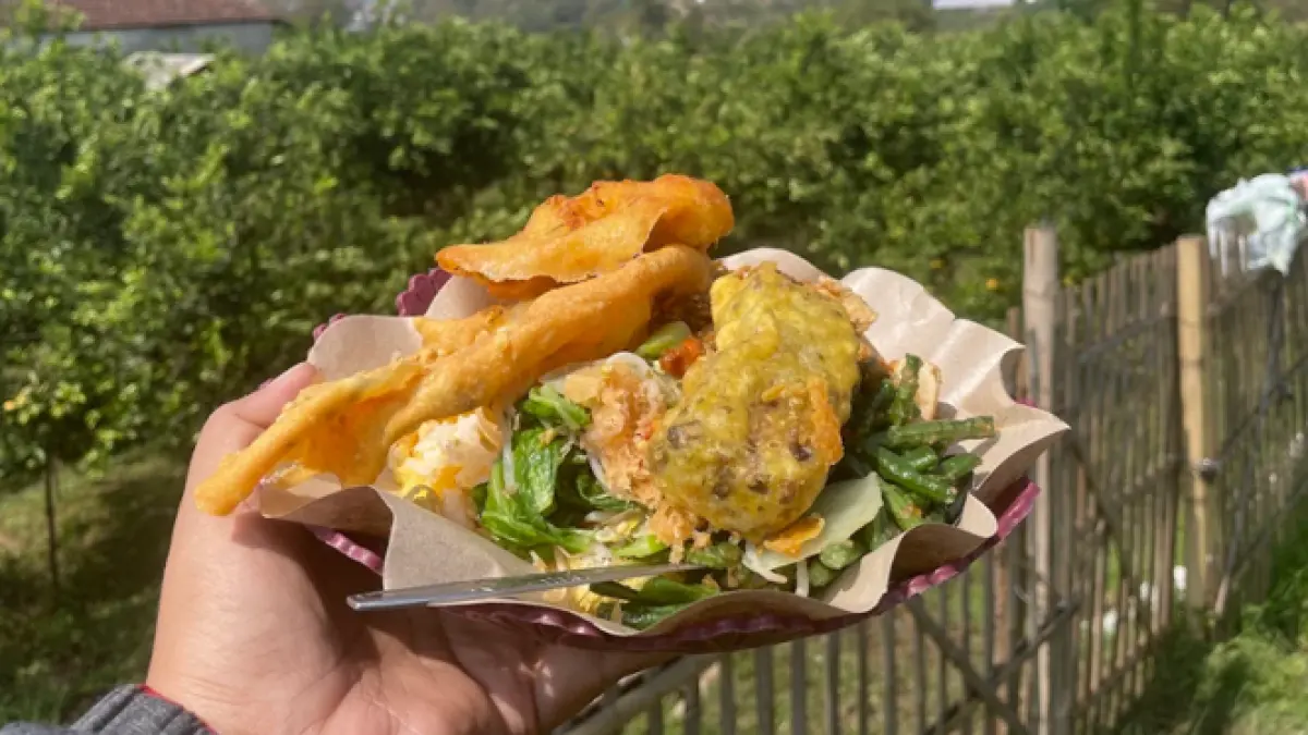 Nasi empok Wakini, kuliner tradisional khas Batu yang disajikan dengan sayur pedas dan aneka lauk pendamping. Sederhana, murah, dan cocok dinikmati di tengah suasana kebun. (Google Maps/Kulineryuk_Makanjalan)