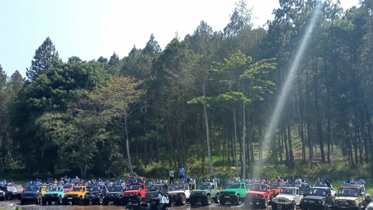 OFFROAD: Rombongan jip peserta Gathering Merchant BRI goes to Coban Talun melintasi sungai dalam sesi offroad di kawasan wisata Coban Talun kemarin (2/9). (MUHAMMAD WAHIB ALI/RADAR BATU)