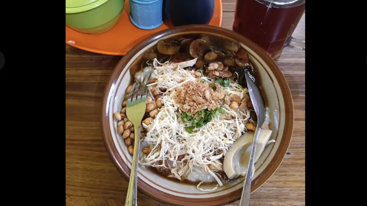 Bubur Ayam Glory di Jalan Panglima Sudirman, Kota Batu, menawarkan bubur dengan beragam pilihan topping yang cocok untuk menu sarapan. (Google Maps/Pritta Syahayu)
