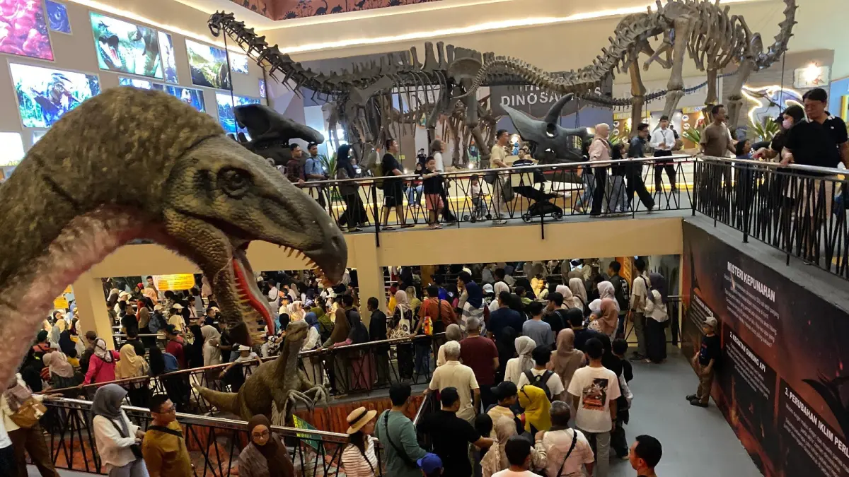 DISERBU PENGUNJUNG: Kawasan Dino Park Jawa Timur Park 3 dipadati wisatawan saat libur sekolah beberapa waktu lalu. (RORI DINANDA BESTARI/RADAR BATU)
