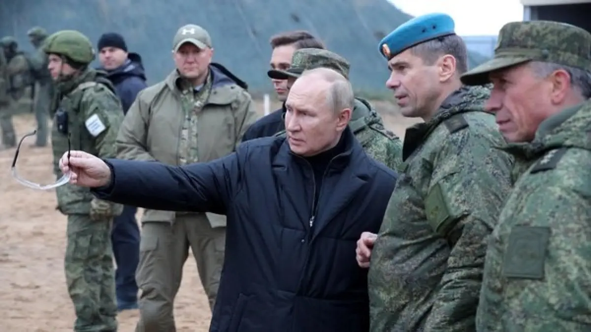 Presiden Rusia Vladimir Putin meninjau pusat pelatihan militer cadangan di Ryazan, Rusia. Dok: Mikhail Klimentyev/Sputnik/Reuters