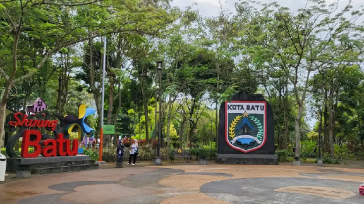 Taman Hutan Bondas di Jalan Sultan Agung, Kota Batu, menawarkan ruang terbuka hijau yang dapat dimanfaatkan untuk bersantai dan berolahraga saat libur akhir pekan. (Google Maps/Erliani Lestari)
