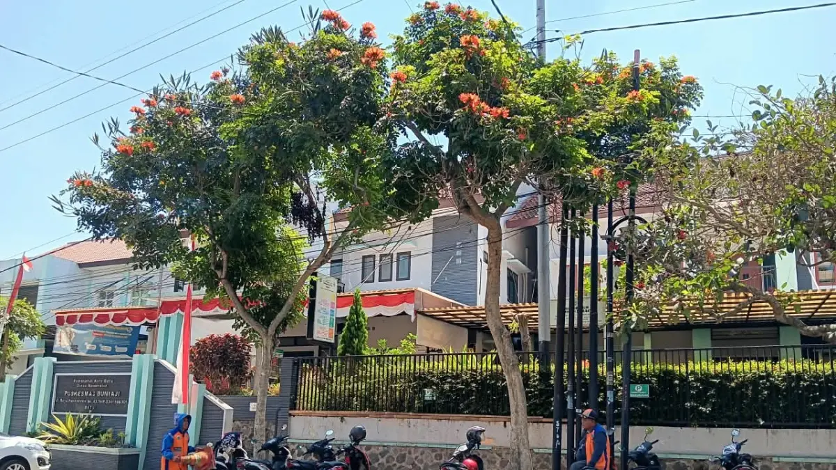 TERBATAS: Lahan parkir di Puskesmas Bumiaji terbatas. Parkir kendaraan untuk roda empat terkadang sampai di tepi jalan. (INDAH MEI YUNITA/RADAR BATU)