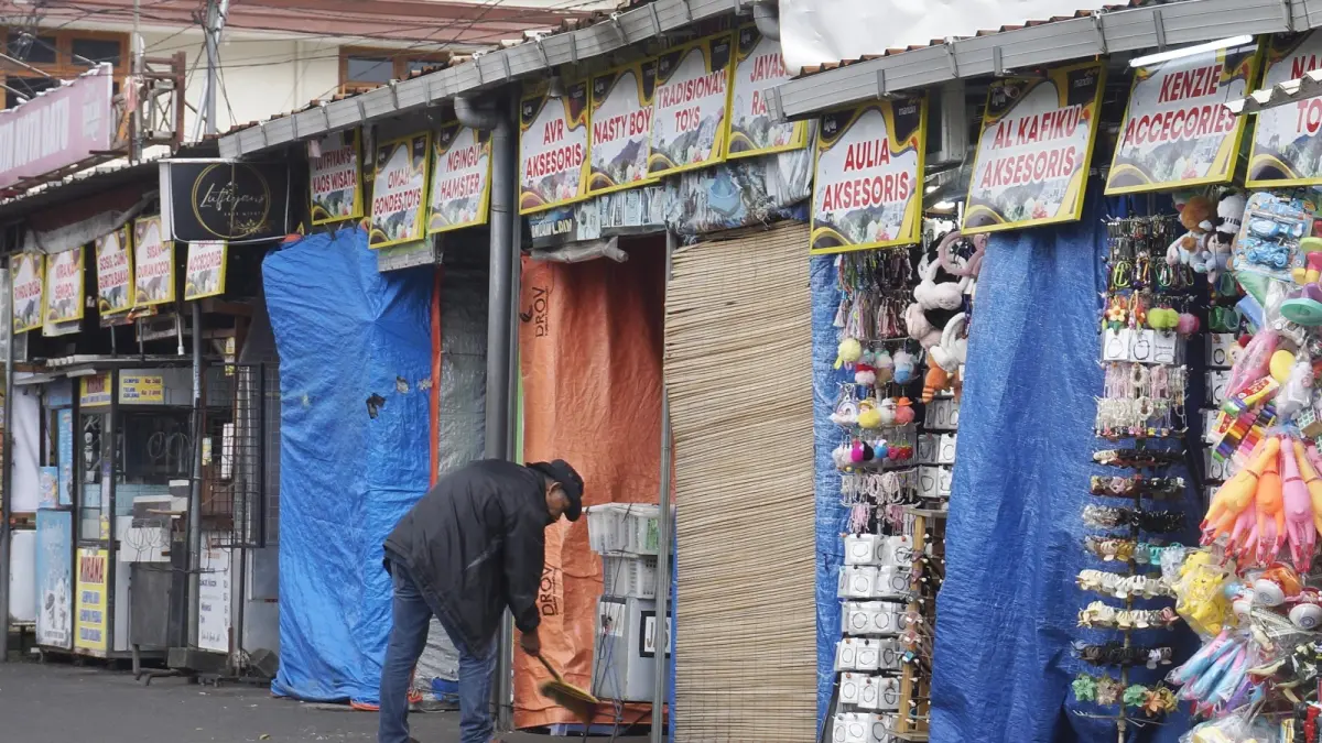 TERUS DISELIDIKI: Lapak di Pasar Kuliner Alun-Alun Kota Batu masih sepi dan belum beroperasi beberapa waktu lalu. (RORI DINANDA BESTARI/RADAR BATU)