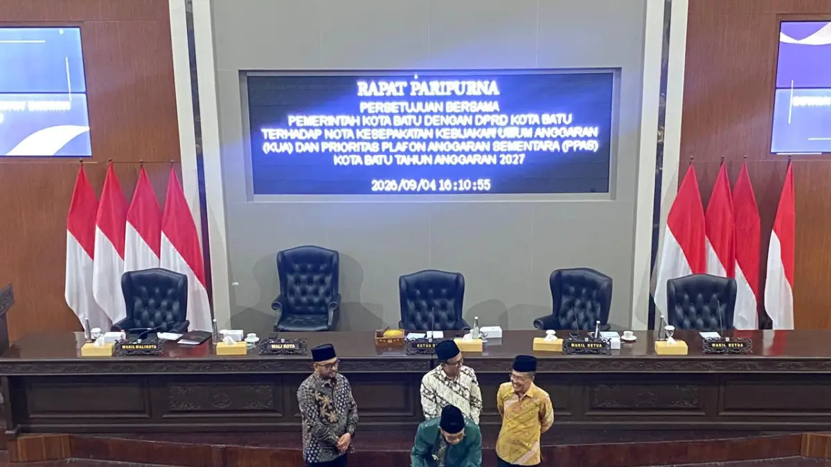 DISEPAKATI BERSAMA: Wali Kota Batu Nurochman melakukan penandatangan naskah KUAPPAS 2027 di Gedung DPRD Kota Batu kemarin (4/9). (RORI DINANDA BESTARI/RADAR BATU)