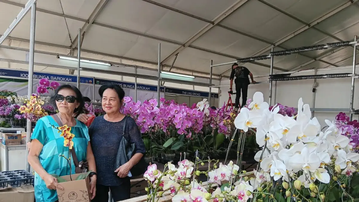 PAMERAN: Pencinta anggrek melihat-lihat koleksi di pameran anggrek nasional di Balai Kota Among Tani kemarin (4/9). (INDAH MEI YUNITA/RADAR BATU)