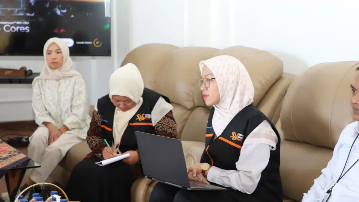 PASTIKAN TERDATA: Sejumlah petugas melakukan pencacahan langsung di Rumah Dinas Wali Kota Batu beberapa waktu lalu. (PROKOPIM KOTA BATU FOR RADAR BATU)