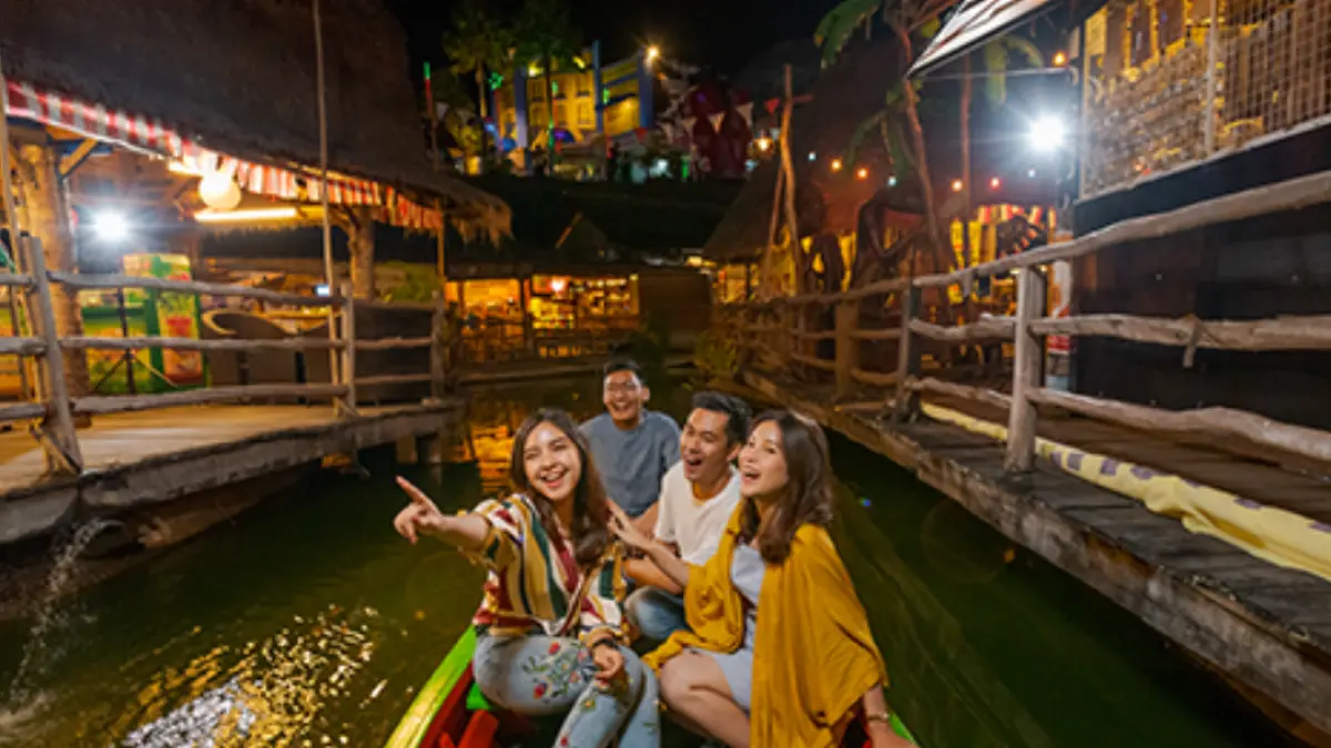 Menikmati suasana malam Pasar Apung Batu dari atas perahu menjadi pengalaman seru saat berwisata di Kota Batu. Gemerlap lampu dan nuansa tradisional membuat perjalanan menyusuri kanal buatan semakin berkesan. (jtp.id)