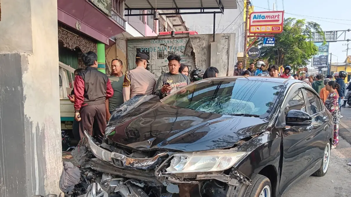 RAWAN LAKA: Mobil tabrak empat motor di Jalan Ir. Soekarno beberapa waktu lalu. (INDAH MEI YUNITA/RADAR BATU)