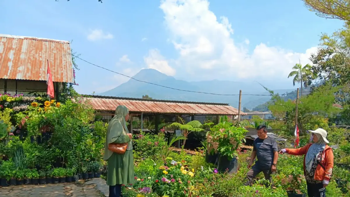 SEPI PENGUNJUNG: Pedagang di Pasar Bunga Sekar Mulyo mengandalkan pemasukan saat hari libur. (INDAH MEI YUNITA/RADAR BATU)