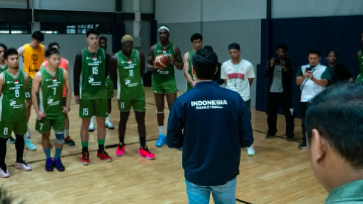Timnas basket putra Indonesia mendapatkan kunjungan dari CdM Asian Games Aichi-Nagoya 2026 Bapak Todotua Pasaribu di ROAR Performance Centre Kemang, 5 September 2026. Sumber: tangkapan layar Instagram/@perbasi.ina
