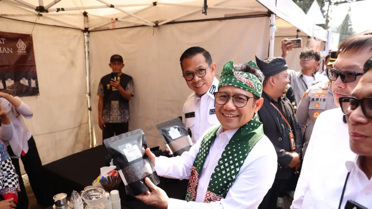 DIDORONG NAIK KELAS: Menko PM meninjau salah satu UMKM di PLUT KUMKM saat kunjungan kerjanya beberapa waktu lalu. (RORI DINANDA BESTARI/RADAR BATU)