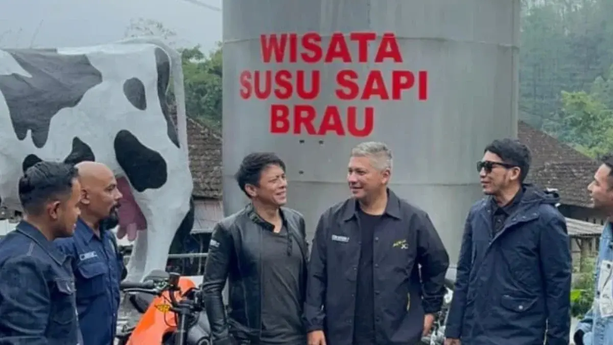 Deretan selebritas papan atas seperti Ariel NOAH, Gading Marten, Desta Mahendra, dan Raffi Ahmad saat menyambangi kawasan Wisata Susu Sapi Dusun Brau, Desa Gunungsari, Kota Batu guna mendukung promosi potensi peternakan susu sapi perah lokal lewat kegiatan bertajuk Festival Nyusu Bareng. (Foto: Dok. Istimewa via Pikiran Rakyat Malang Hits)
