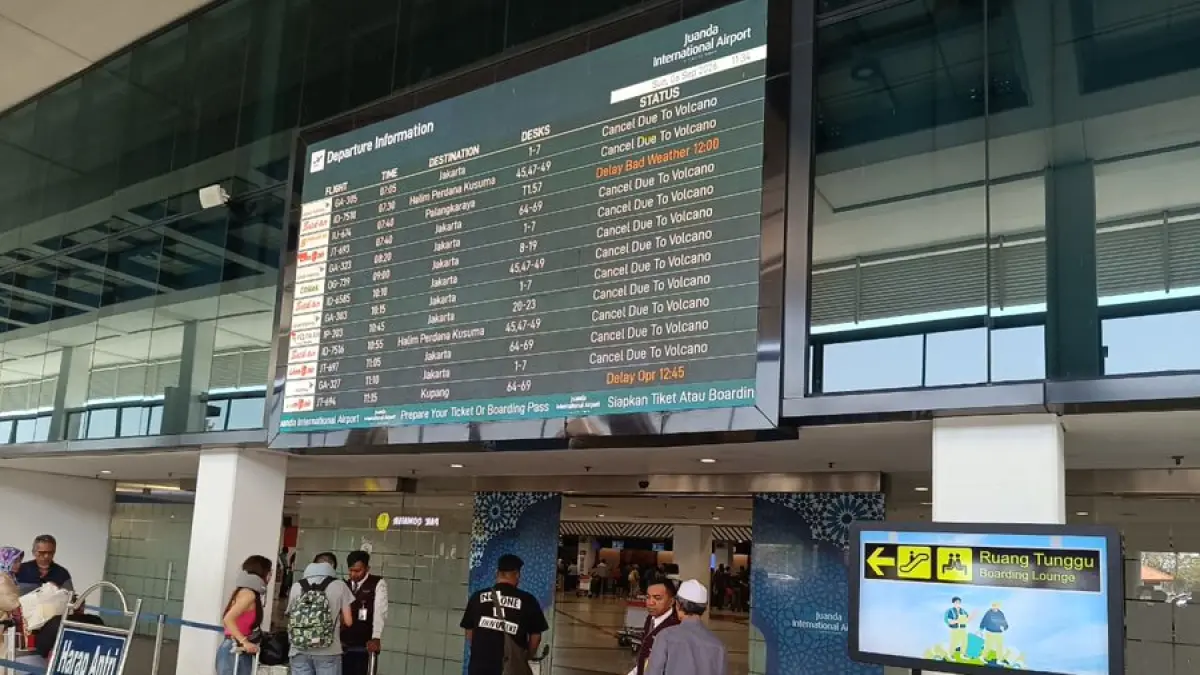 Kondisi Bandara Juanda saat pembatalan penerbangan. Sumber:X/@ Radio Suara Surabaya.