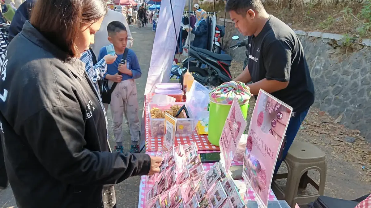 WADAH PROMOSI: Pengrajin nail art memanfaatkan Car Free Day (CFD) Mbatu Sae sebagai wadah promosi kemarin (6/9). (INDAH MEI YUNITA/RADAR BATU)