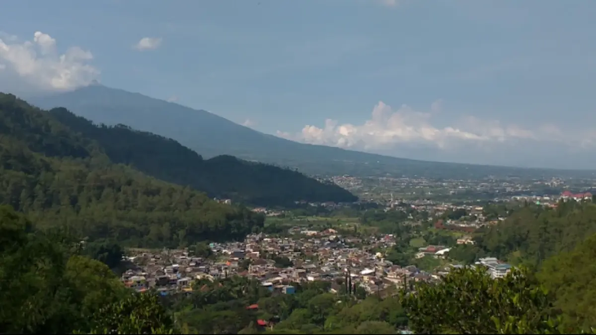 Wisata Payung Batu di jalur Batu-Pujon menawarkan suasana sejuk pegunungan dengan pemandangan Kota Batu
(Google Maps/Steve Liem)