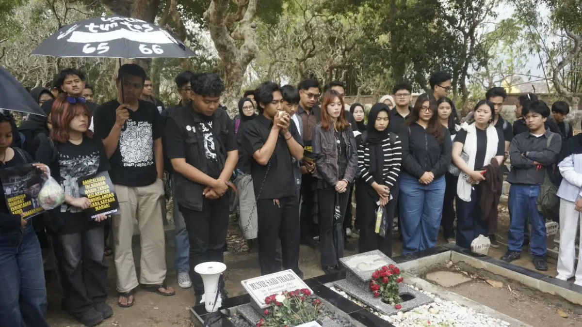 BERI PENGHORMATAN: Sejumlah aktivis ziarah makam Munir Said Thalib di TPU Kelurahan Sisir kemarin (7/9). (RORI DINANDA BESTARI/RADAR BATU)