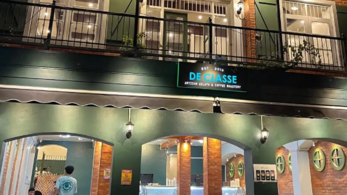 De Classe Gelato & Coffee di Kota Batu menawarkan suasana bernuansa Eropa dengan interior estetik dan beragam pilihan gelato. (Sumber: Instagram/@declasseid)