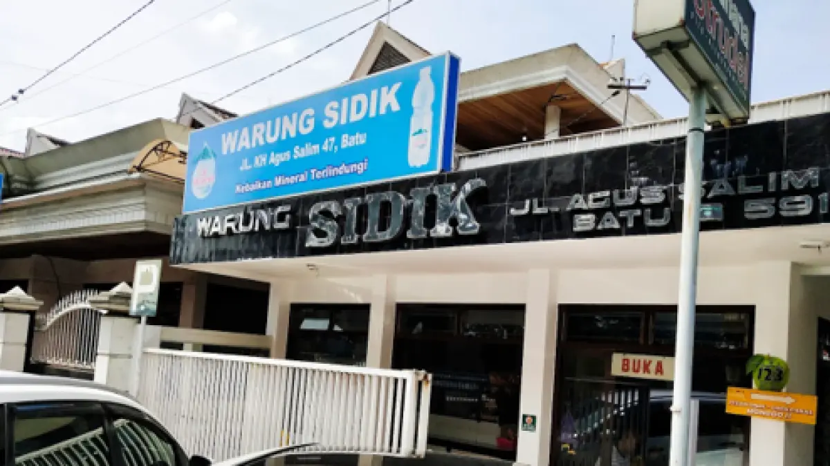 Warung Nasi Sidik di Jl. KH Agus Salim, Kota Batu, yang telah bertahan sekitar 40 tahun dan menyajikan beragam menu rumahan khas Jawa Timur. (Google Maps/Jan Kapitan)