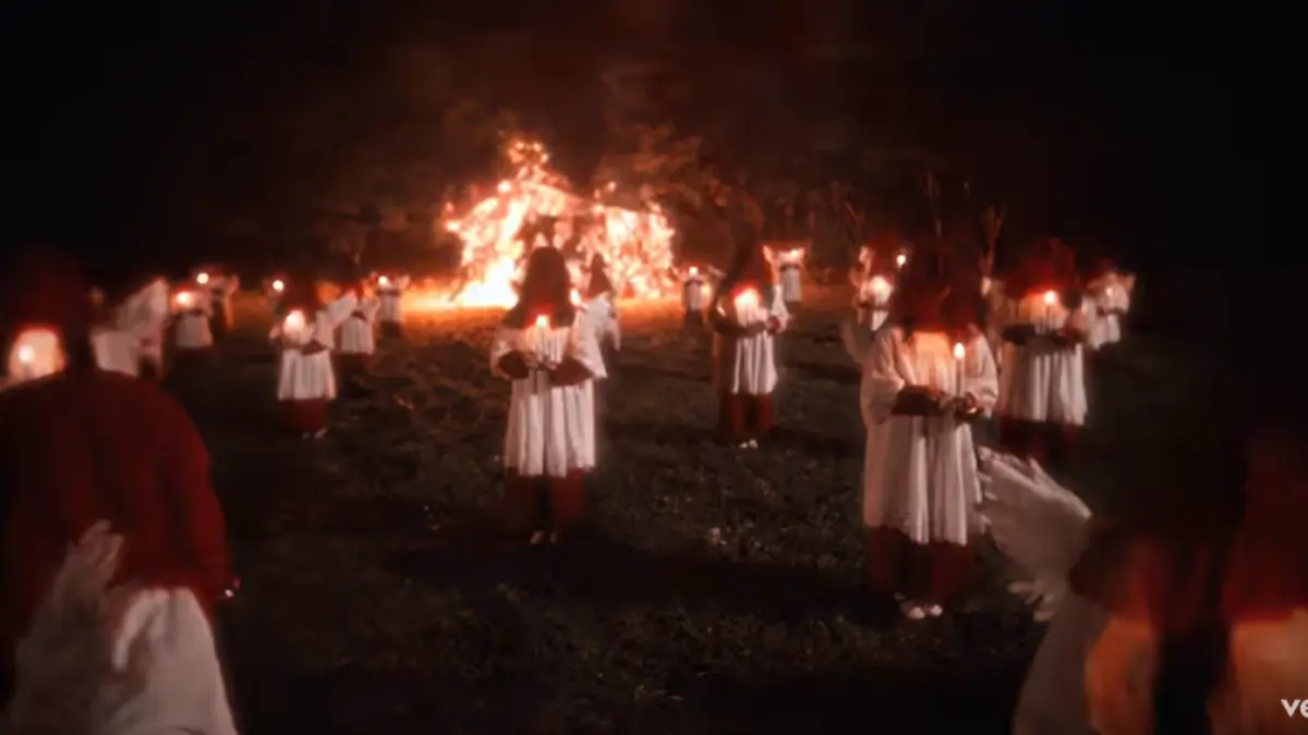 Cuplikan video musik Fallen Angel yang menampilkan anak-anak berjubah putih memegang lilin. (Foto: Dok. YouTube JENNIE)