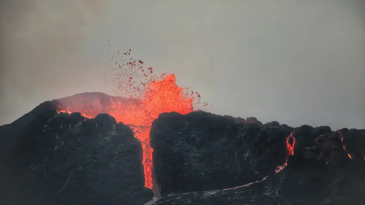 Erupsi Gunung Anak Krakatau menyemburkan lava pijar di Selat Sunda. Foto: Ist