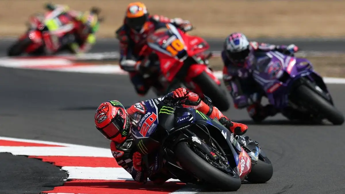 Kondisi balapan di sirkuit Silverstone, MotoGP Inggris 2026. Sumber: https://awsimages.detik.net.id/community/media/visual/2026/08/10/motogp-inggris-2026-1786328042320_169.jpeg?w=700&q=90 