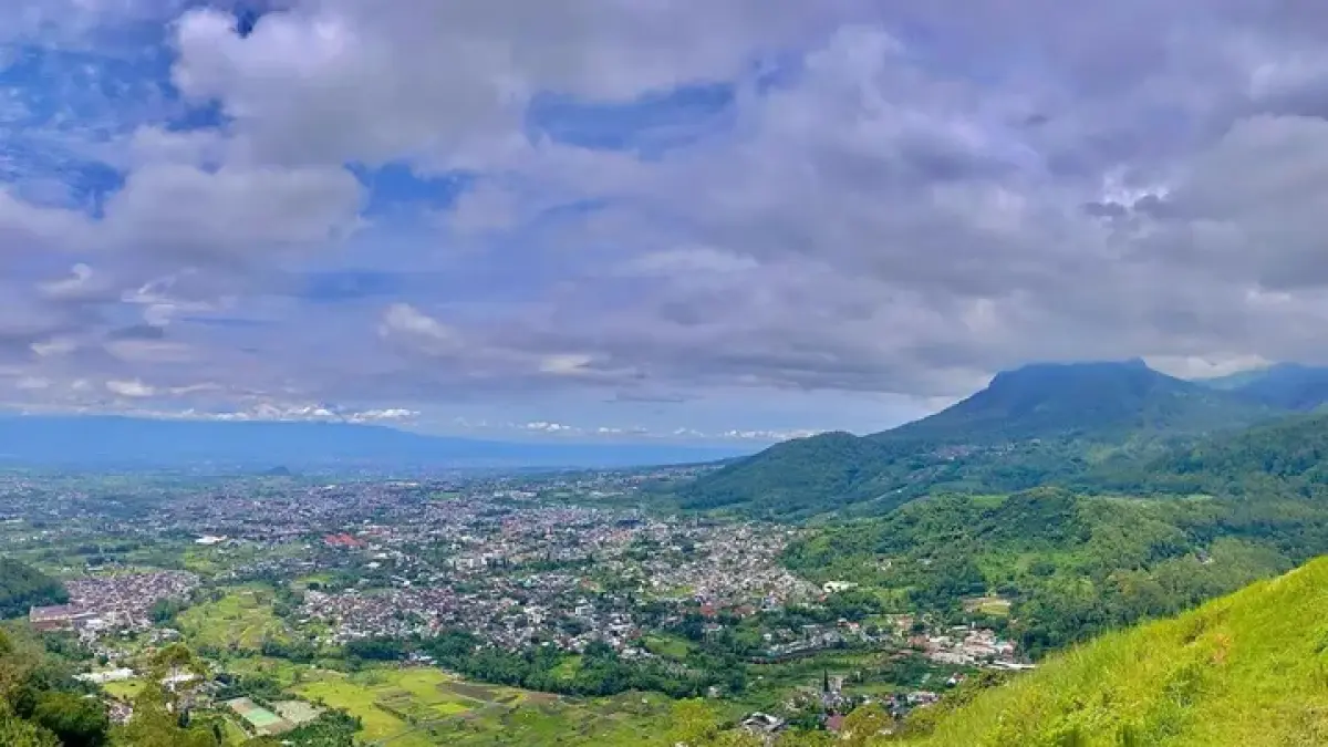 Pemandangan Kota Batu, Jawa Timur. Foto: Anang Panca