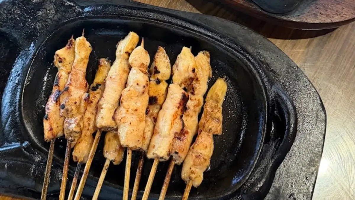 Sate ayam di Sate Hotplet Batu, disajikan hangat yang dapat menggugah selera. (Google Maps/Vania)