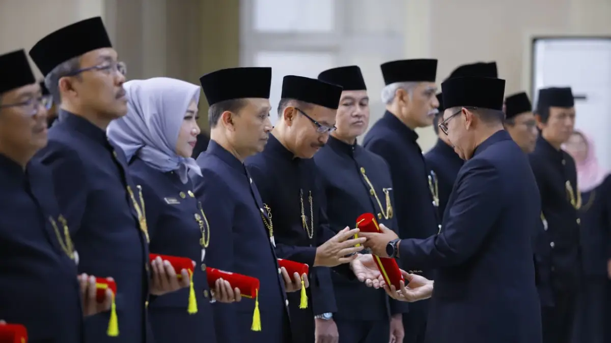 SEGERA DIROTASI: Sejumlah pejabat menerima SK penetapan pascapelantikan JPTP di lingkungan Pemkot Batu beberapa waktu lalu. (RORI DINANDA BESTARI/RADAR BATU)