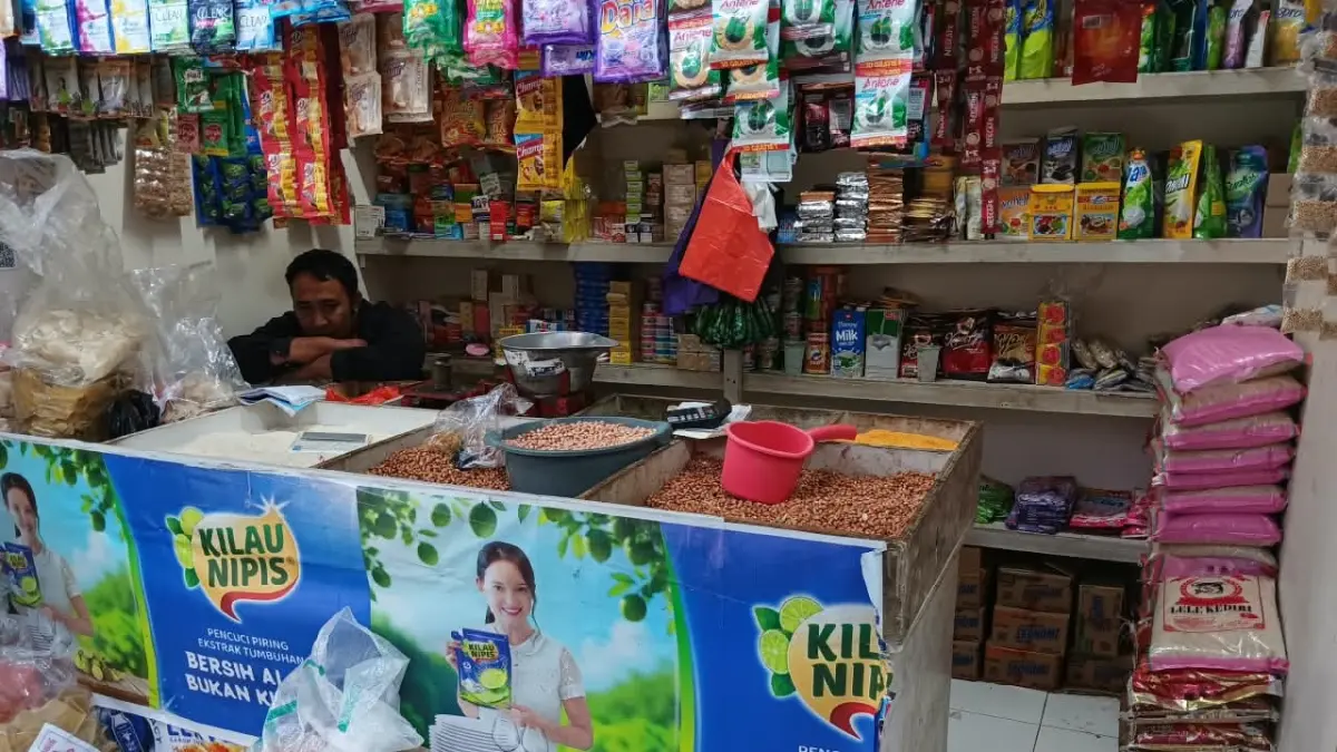 STABIL: Harga beras di toko sembako Pasar Induk Among Tani masih stabil kemarin (9/9). (INDAH MEI YUNITA/RADAR BATU)