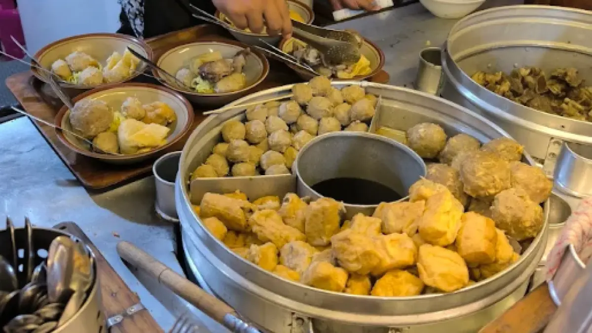 Bakso, salah satu kuliner hangat di Kota Batu cocok dinikmati saat udara sedang dingin. (Google Maps/Zulfikar Azaria)