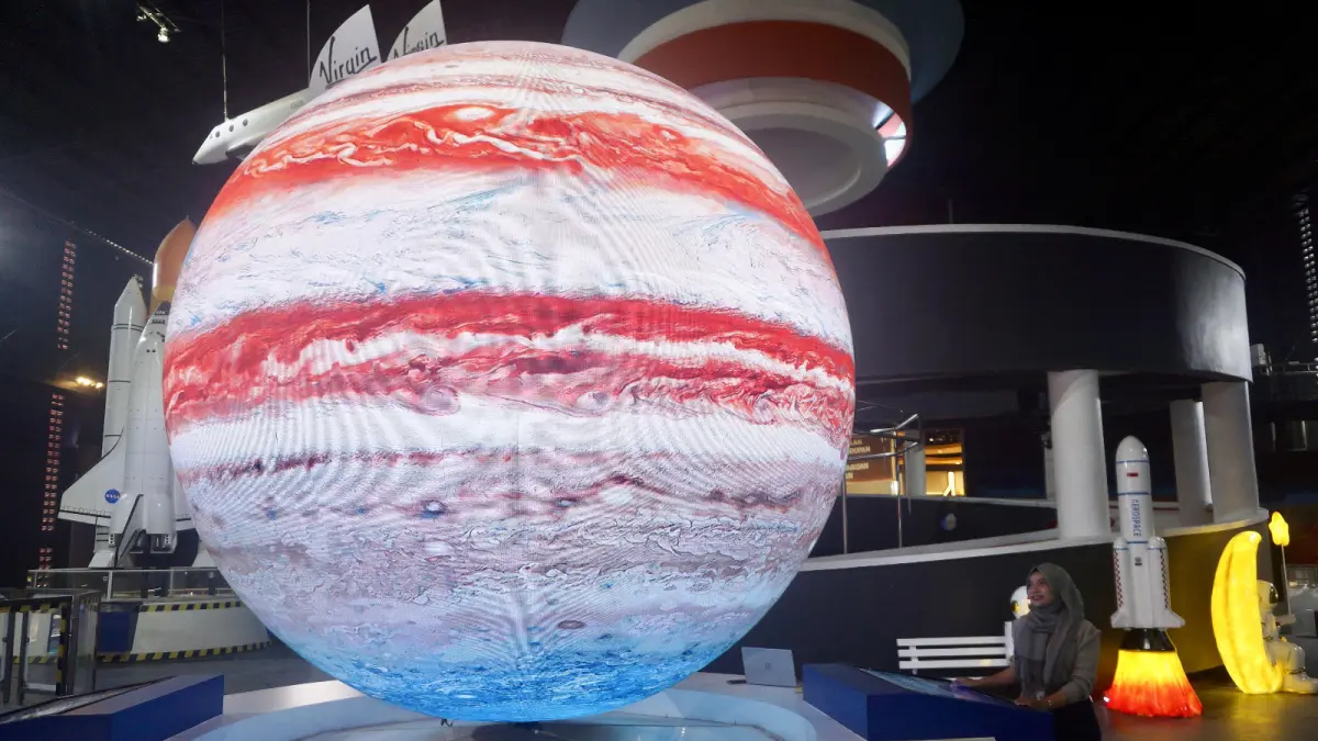 DESTINASI BARU: Tim JTP Group menunjukkan display roket di zona antariksa Museum Mega Science Center dan Budaya kemarin (10/9). (RORI DINANDA BESTARI/RADAR BATU)
