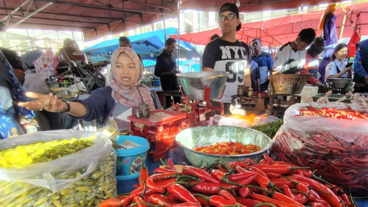 HARGA FLUKTUATIF: Sejumlah pedagang menjajakan komoditas cabai dan bawang di Pasar Pagi beberapa hari lalu. (RORI DINANDA BESTARI/RADAR BATU)
