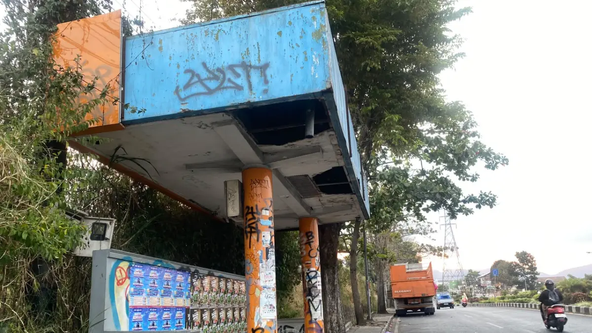 KIAN MARAK: Salah satu halte di kawasan Jalan Sultan Agung menjadi sasaran aksi vandalisme beberapa hari lalu. (RORI DINANDA BESTARI/RADAR BATU)