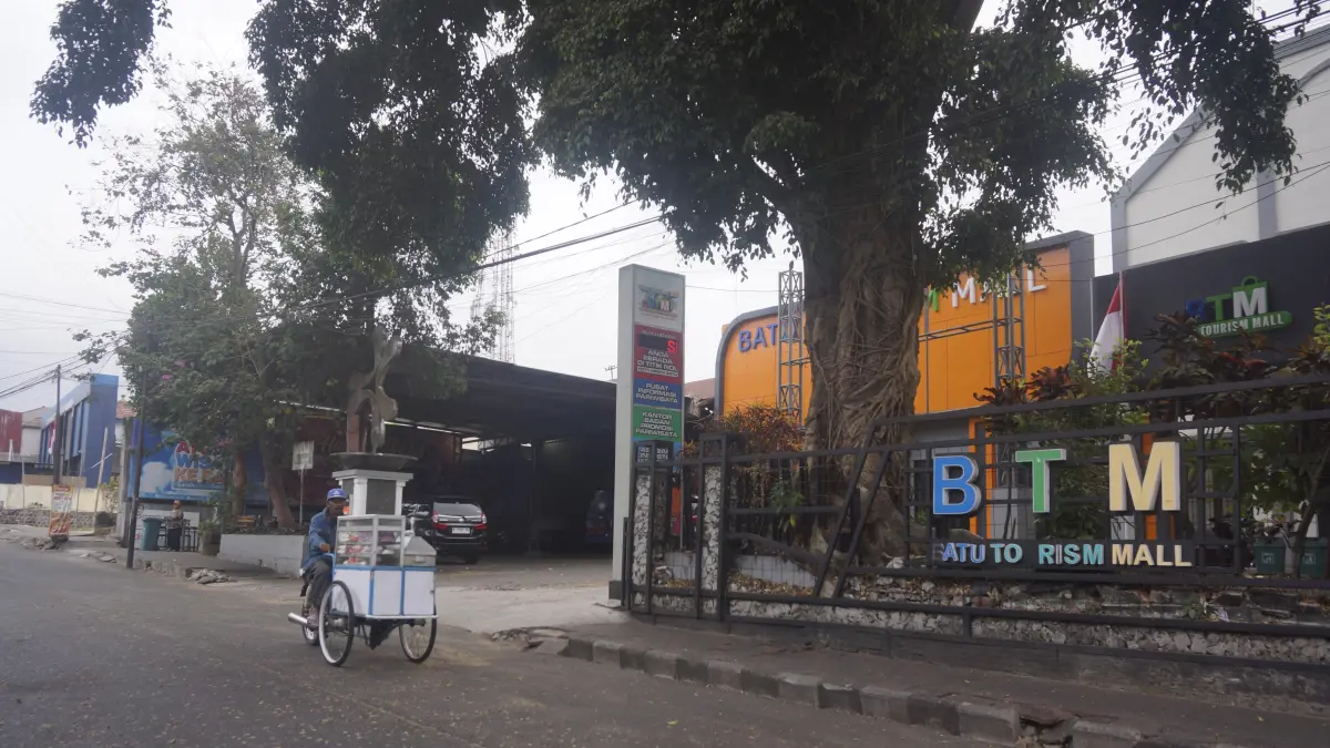 DIBERI LEGALITAS: Kawasan Batu Tourism Mall menjadi pusat ekonomi kreatif masyarakat. Tahun ini Pemkot Batu bakal segera terbitkan SK. (RORI DINANDA BESTARI/RADAR BATU)