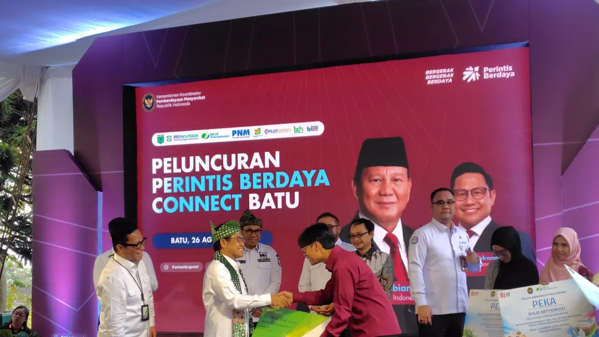 PENYERAHAN SIMBOLIS: Salah seorang penerima beasiswa dari program BPJS Ketenagakerjaan di PLUT-KUMKM beberapa waktu lalu. (RORI DINANDA BESTARI/RADAR BATU)