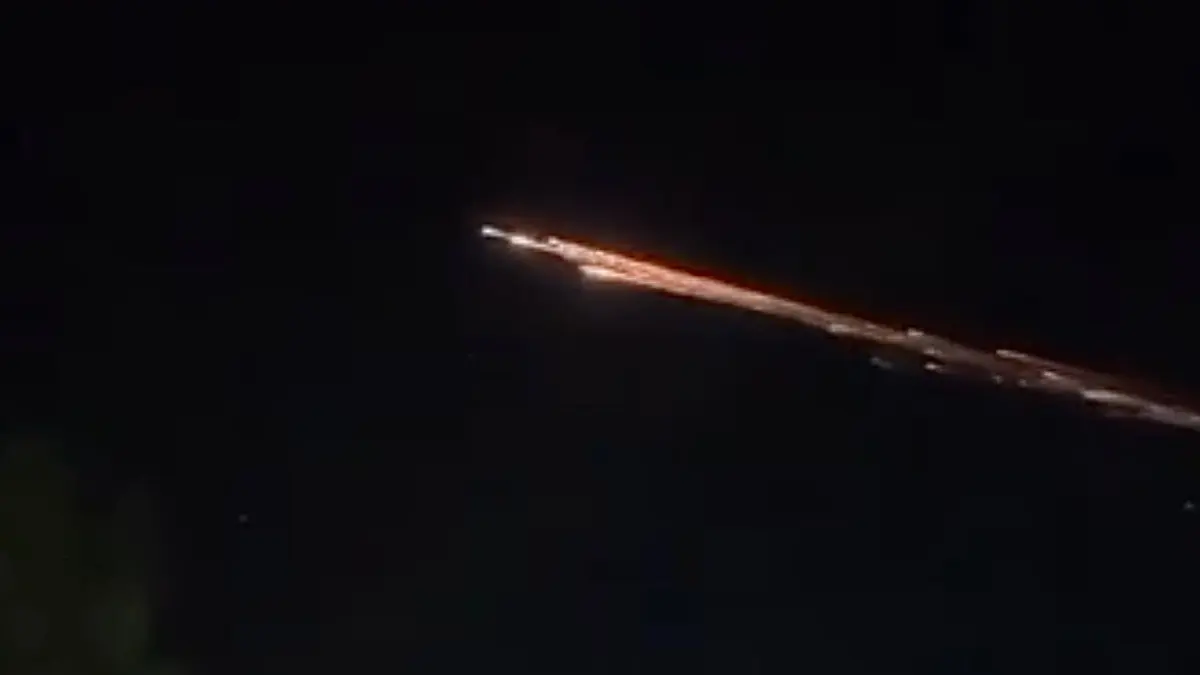Tangkapan layar video warga yang memperlihatkan kilatan cahaya diduga meteor melintas di langit Gorontalo, Sabtu (12/9/2026) dini hari. Foto: x.com/wddaraa