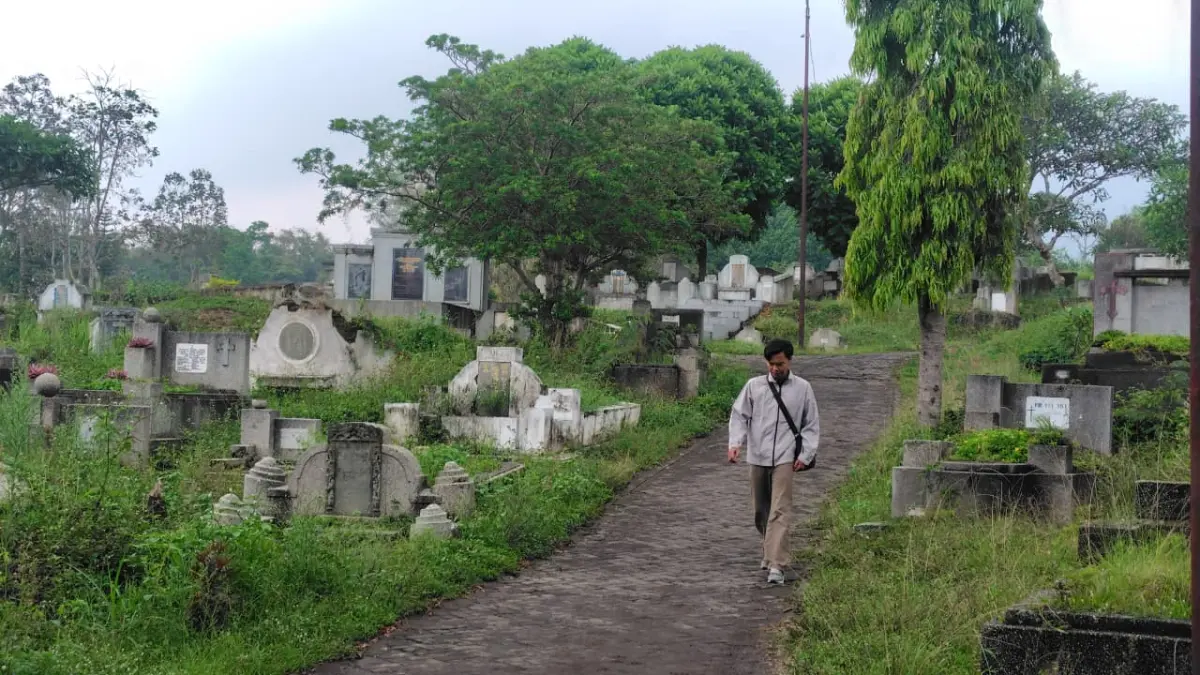 BAKAL DITAMBAH: Lahan makam nonmuslim di kawasan Kelurahan Temas tampak hampir penuh. Pemkot Batu bakal segera melakukan ekspansi. (RORI DINANDA BESTARI/RADAR BATU)