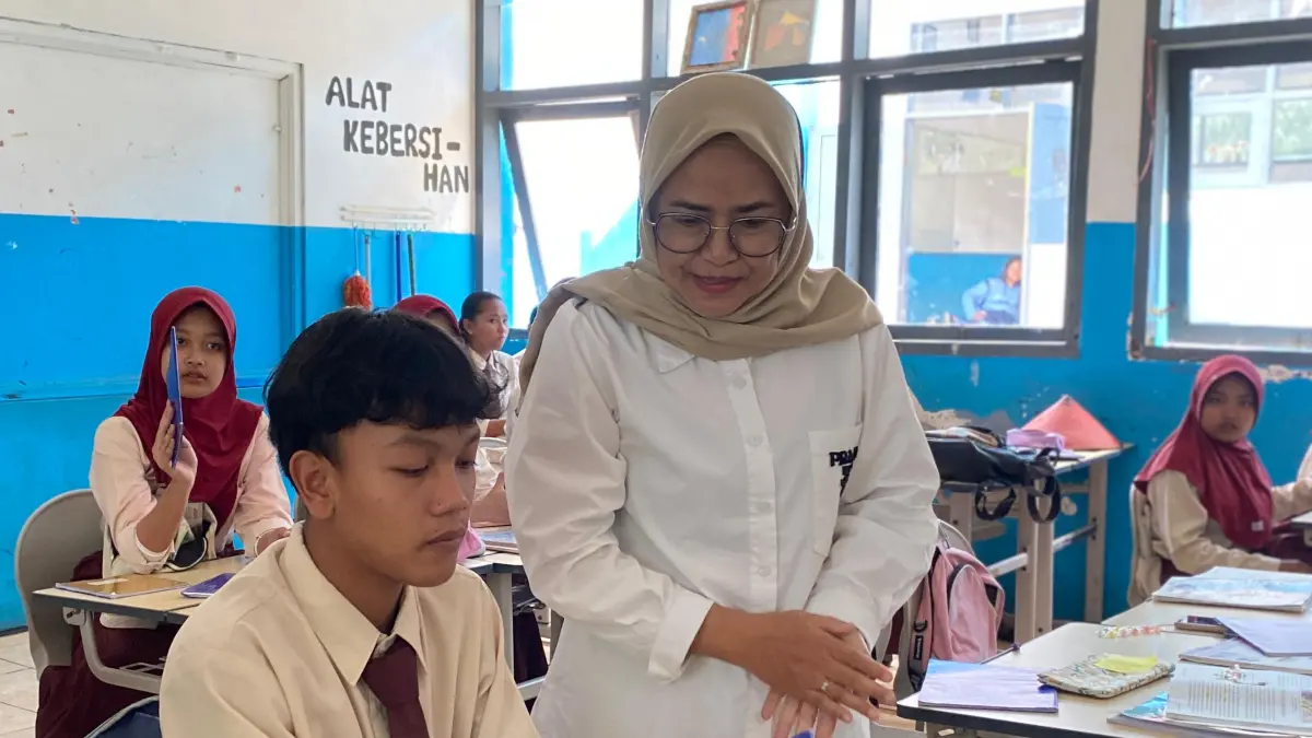DIGAJI PEMERINTAH: Salah seorang guru mengajar di SMP Negeri 3 Batu beberapa waktu lalu. (RORI DINANDA BESTARI/RADAR BATU)