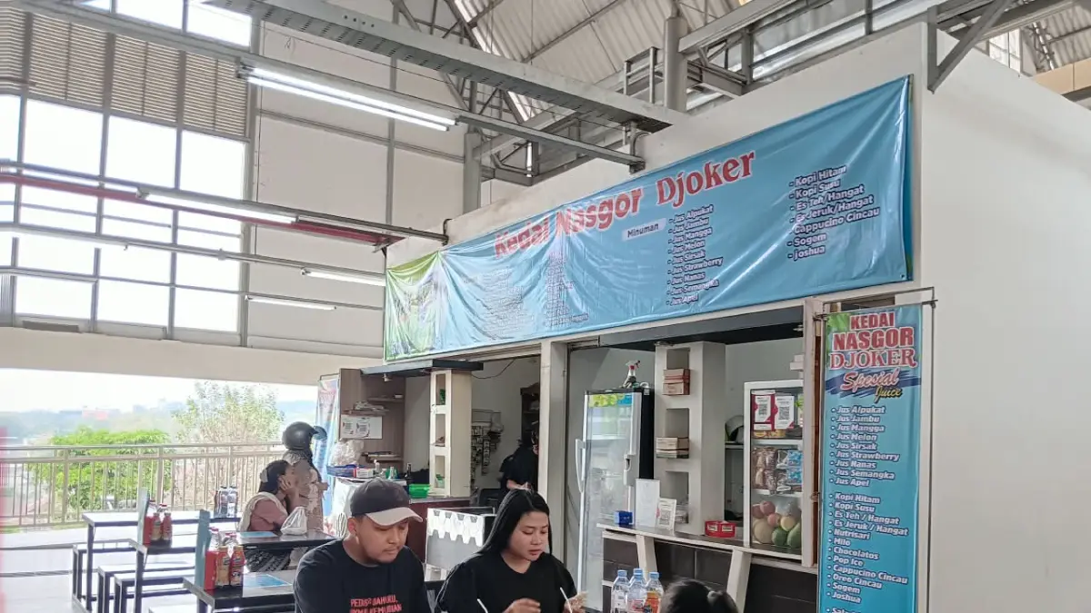 DIPERCEPAT: Kios makanan dan minuman di Pasar Induk Among Tani sudah bersertifikat halal kemarin (9/9). (INDAH MEI YUNITA/RADAR BATU)