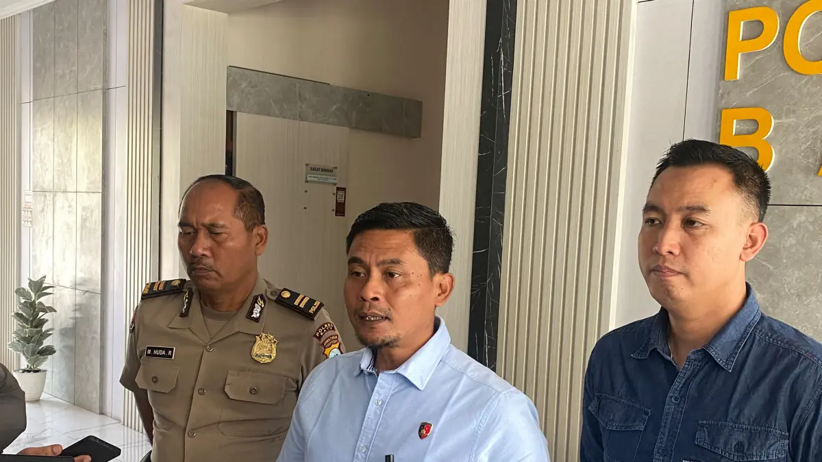 Kasatreskrim Polres Batu AKP Zaenal Arifin (tengah). (Rori Dinanda Bestari/Radar Batu)