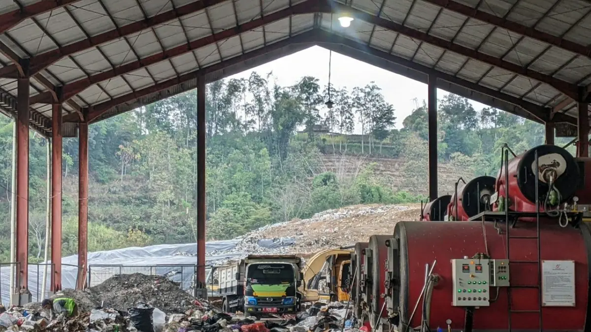 PENGOLAHAN SAMPAH: Sejumlah petugas melakukan pembakaran sampah di TPA Tlekung menggunakan insinerator beberapa waktu lalu. (RORI DINANDA BESTARI/RADAR BATU)