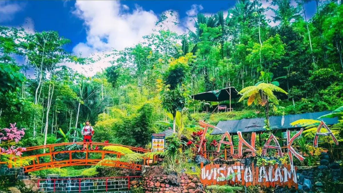 Waterfall Tanaka di Desa Bangelan, Wonosari, Kabupaten Malang, menawarkan wisata air dengan suasana hijau dan ornamen bernuansa Jepang. (Google Maps/Fachry Letter)