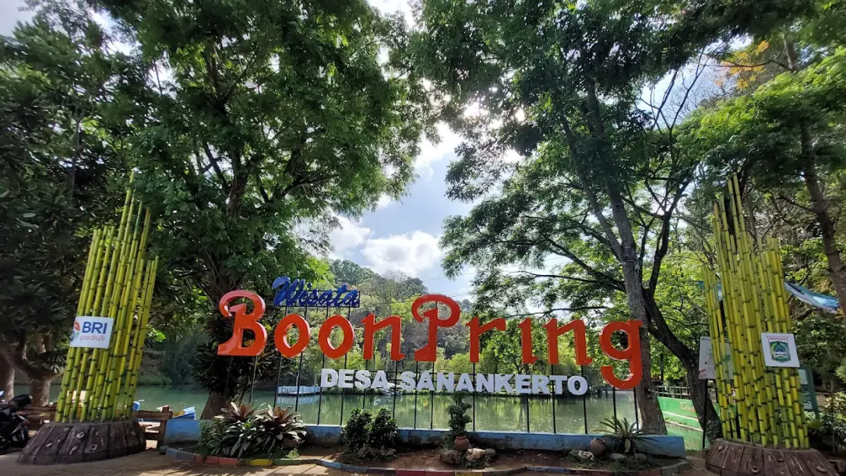 Boonpring Sanankerto menghadirkan suasana teduh di tengah rimbunnya hutan bambu yang berpadu dengan Telaga Andeman di Turen, Kabupaten Malang. (Google Maps/sumei adi)