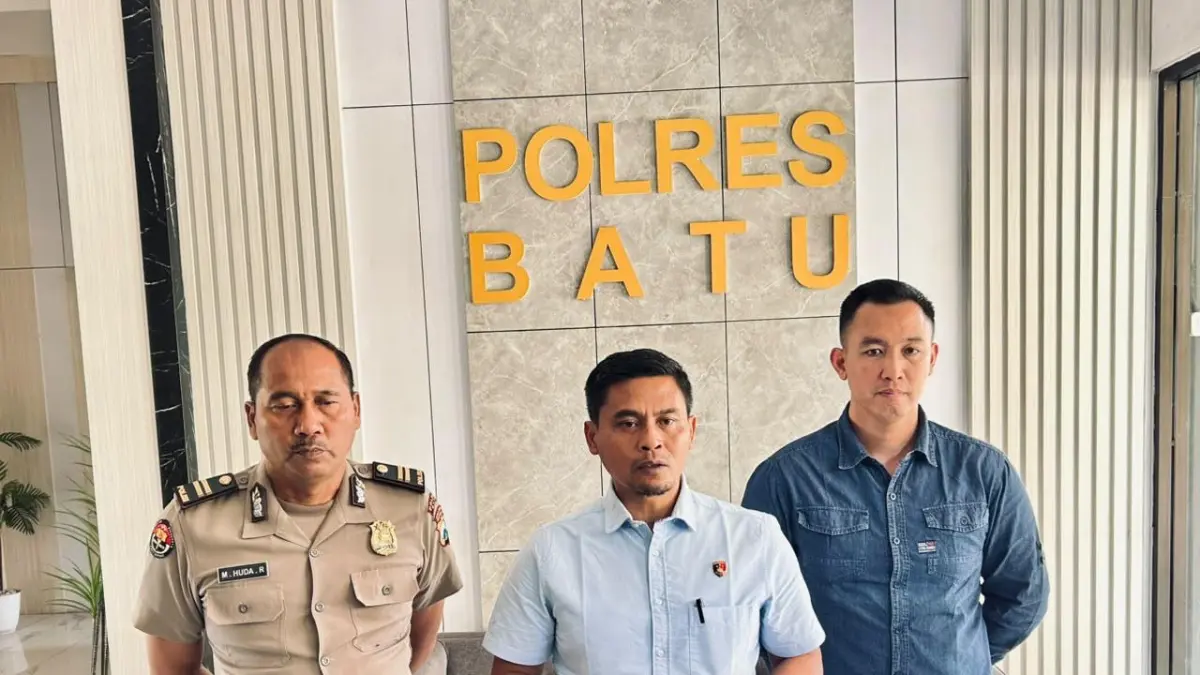 DOORSTOP: Kasatreskrim Polres Batu AKP Zaenal Arifin menjawab pertanyaan dari awak media beberapa hari lalu. (RORI DINANDA BESTARI/RADAR BATU)