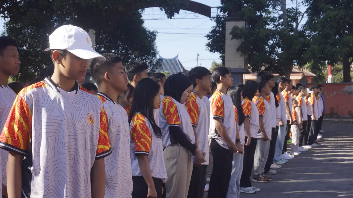 MENUJU PORPROV: Sejumlah atlet mengikuti serangkaian Apel Atlet Poslatkot Kota Batu di Halaman KONI Kota Batu kemarin (13/9). (RORI DINANDA BESTARI/RADAR BATU)