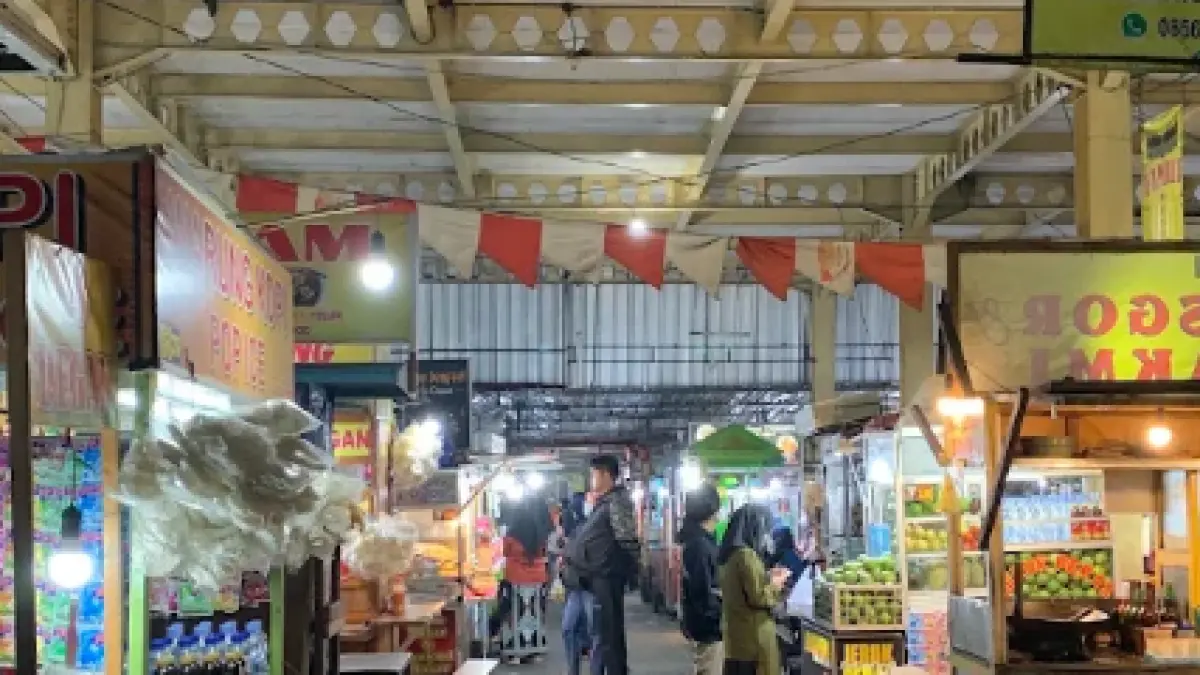 Pasar Laron Batu, beragam jajanan kaki lima bisa ditemukan di tempat ini, mulai dari makanan ringan hingga menu yang lebih mengenyangkan. (Google Maps/Patrick Leon Carlo Emor)