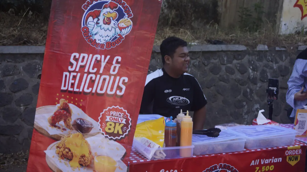 UMKM BARU: Salah satu lapak milik Dapoer Arrasya menjajakan kuliner di CFD Mbatu Sae kemarin (13/9). (RORI DINANDA BESTARI/RADAR BATU)